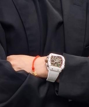 嗓子发炎沙哑咳嗽了三天
豆包医生给我的建议是少说话多休息
偏偏这几天要连轴拍摄
