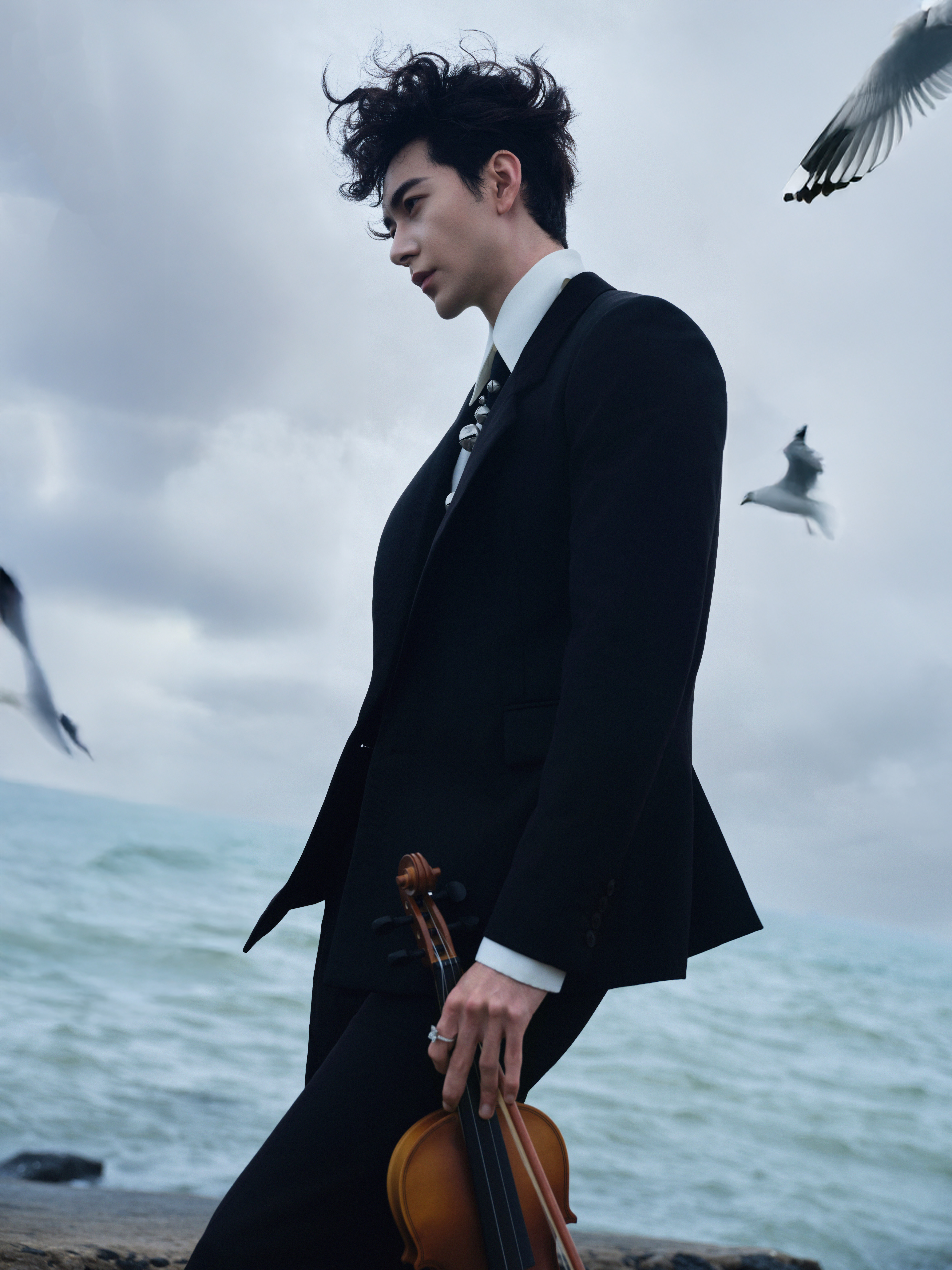 陈星旭 ⚡陈星旭 ⚡陈星旭爸粉大本营 卷发，海边，潮鸣，男人。至此，艺术已成。陈