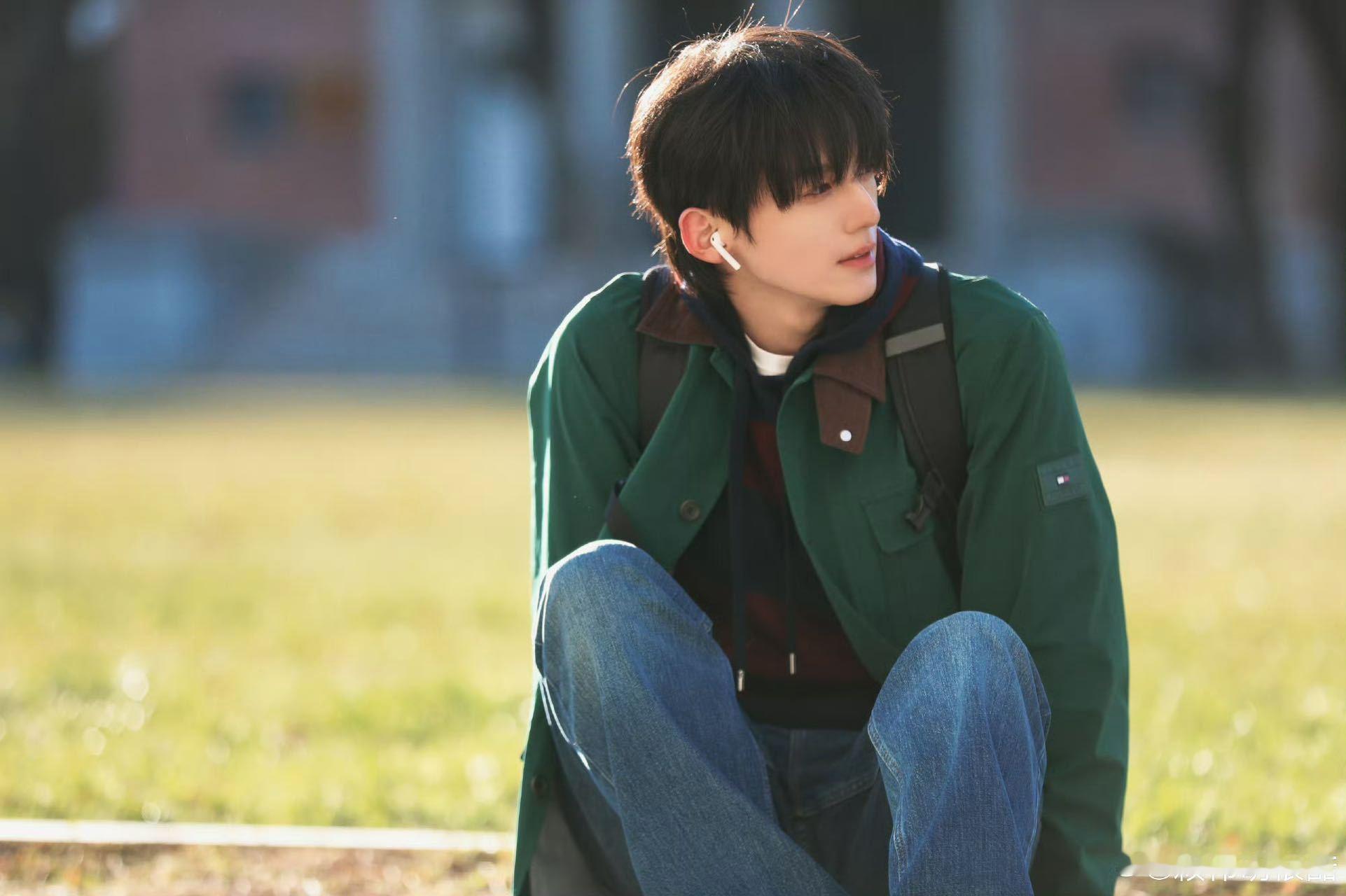 网友偶遇赖伟明回母校 平等的羡慕你们每一个偶遇赖伟明的人！赖伟明回学校一身休闲穿