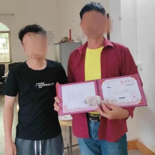 2020年，广东一户人家收到清华录取通知书，父亲大摆宴席为儿子庆祝，可镇长在看到