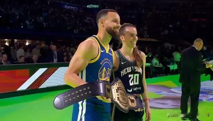 库里今天太开心了！在NBA全明星周末，不仅赢走一条大“裤带”，还得到了“女库里”