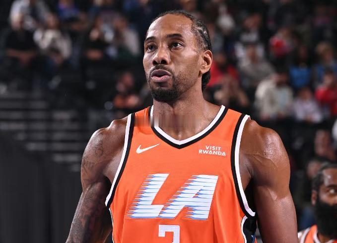 伦纳德爆砍55分+11篮板+5抢断+3盖帽，率快船112-99轻取活塞，豪取四连