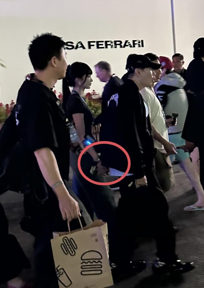 45岁林俊杰和网红女友七七在新加坡逛街被偶遇，两人全程牵着手，身边跟着好几位工作