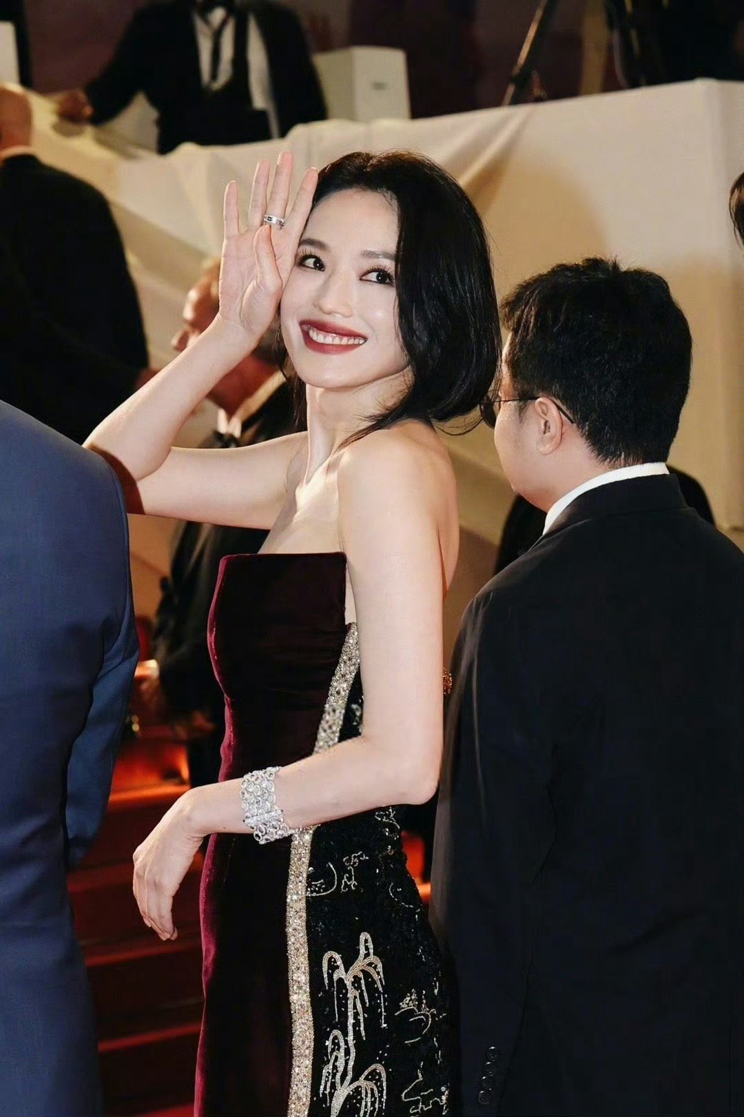 舒淇V中文版四月刊预告 舒淇V中文版四月刊预告来了，红唇非常吸睛，坐等这个香港导