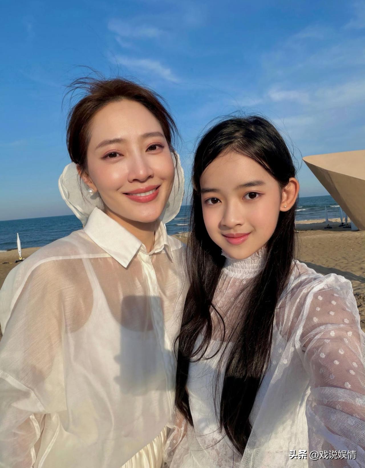 聂远老婆和女儿海边看秀！
6月6日，聂远老婆秦子越晒出与女儿的合影。母女俩一起在