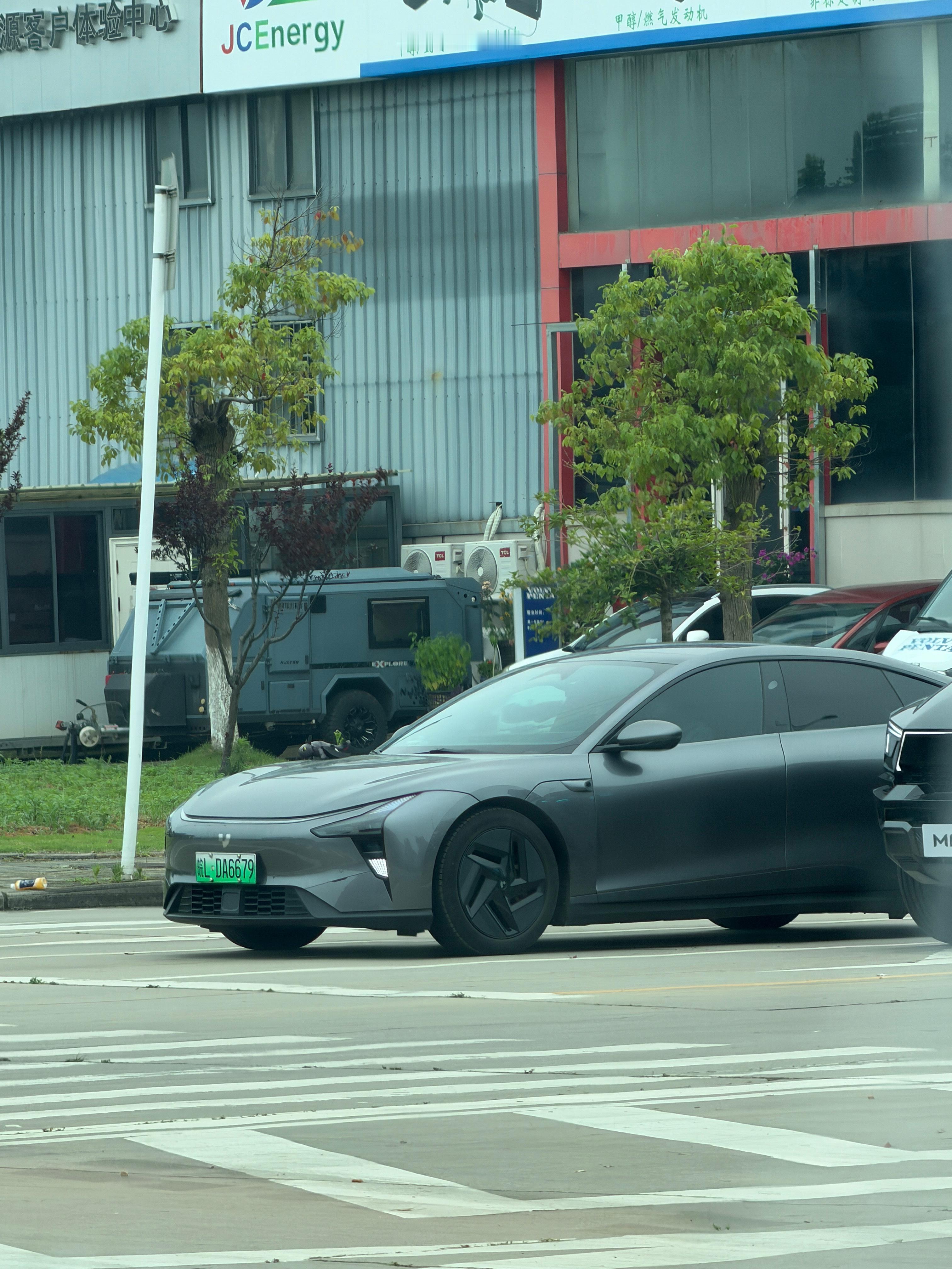 偶遇绝版车型 极越07大v聊车