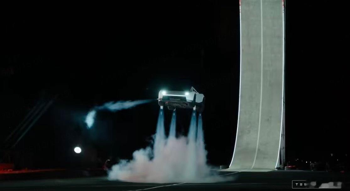 ？？？？？？？？？什么情况这是？竟然会飞！？这是特斯拉不是 Space X 呀！