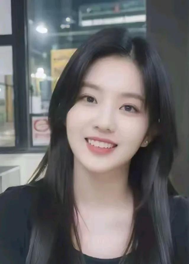 一位名叫小芳的女孩，她朴实无华，心地善良。在这个传统村落里，彩礼之风盛行，而小芳