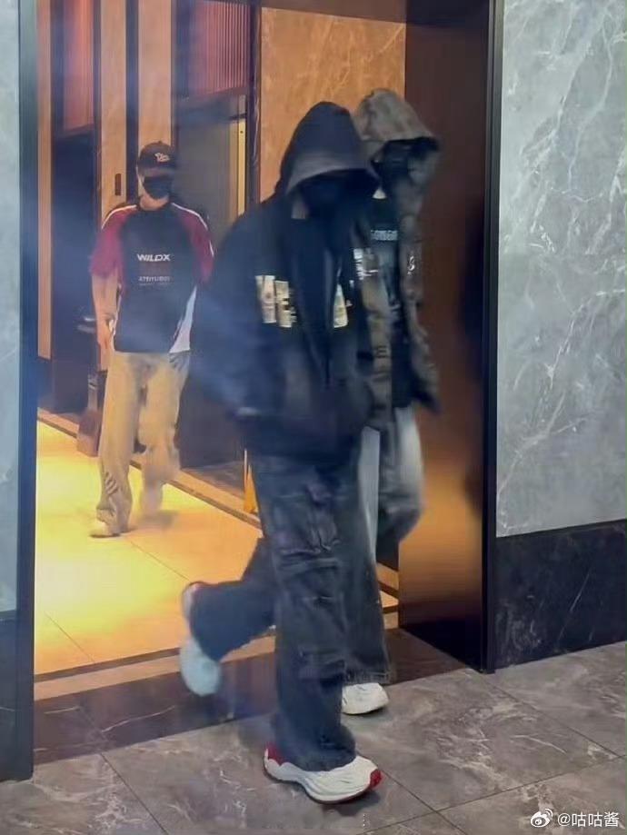 左奇函陈奕恒共享裤子左奇函陈奕恒共享衣橱 这就是传说中的穿一条裤子👖 