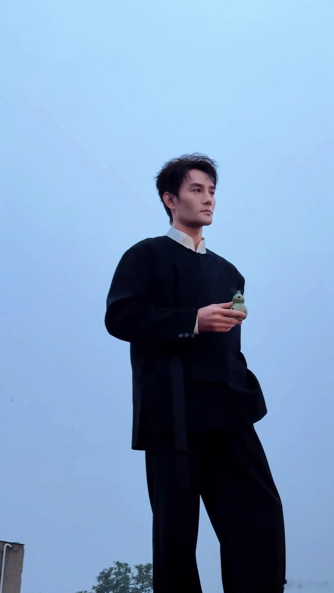 王凯，那是魅力与实力兼具的存在。他在荧幕上光芒万丈，无论是帅气的扮相，还是精湛演