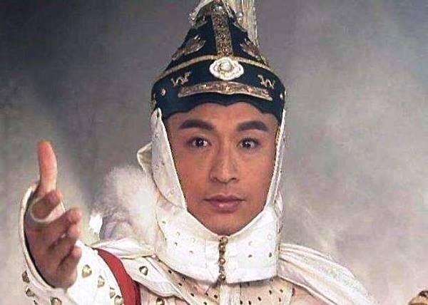 1648年，36岁多尔衮不仅处死了39岁的侄儿豪格，还带着人瓜分了他的老婆们。孝
