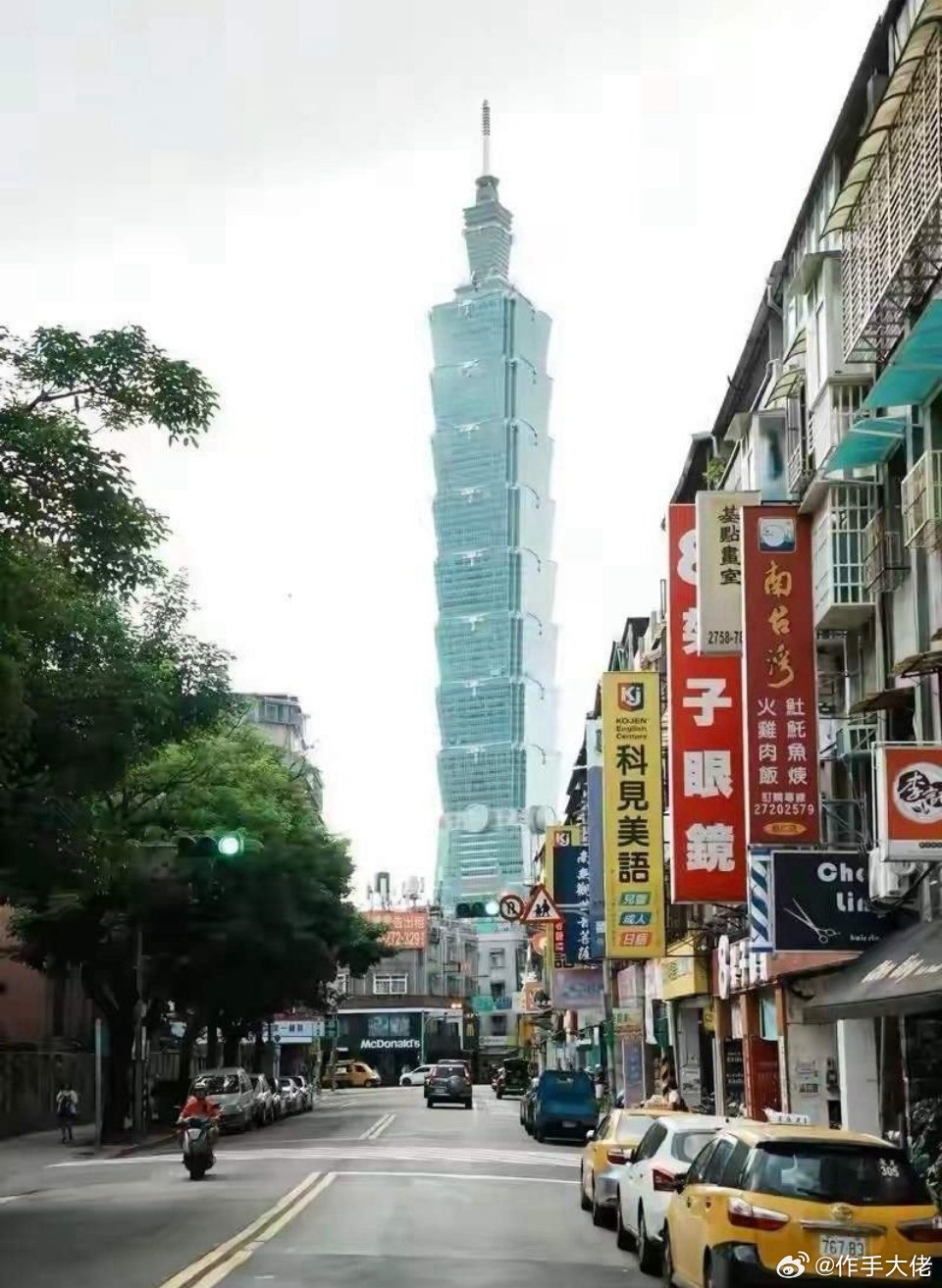 大家有没有发现一个怪事，台湾人均GDP都破了4万美元了，一季度GDP增速飙到14