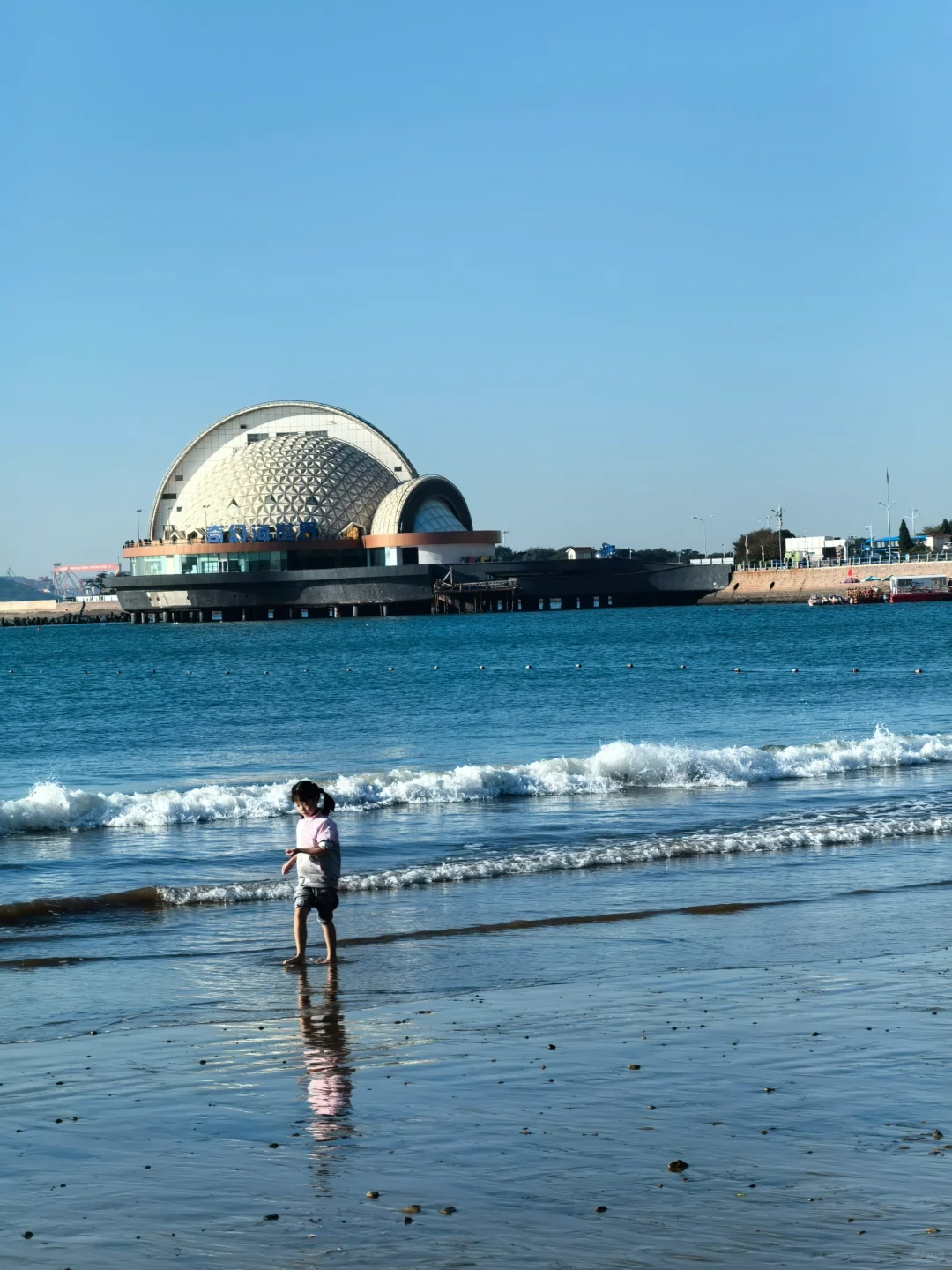 10.2青岛街头实况 风停了 海水湛蓝