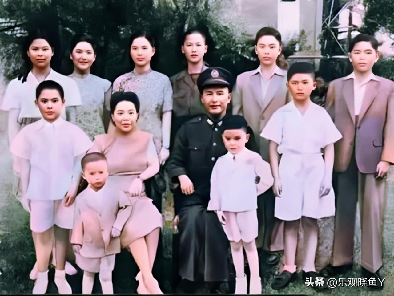 一九四六年，南京，白崇禧与夫人马佩璋及十个子女的合影老照片。这并非演戏，也而非演