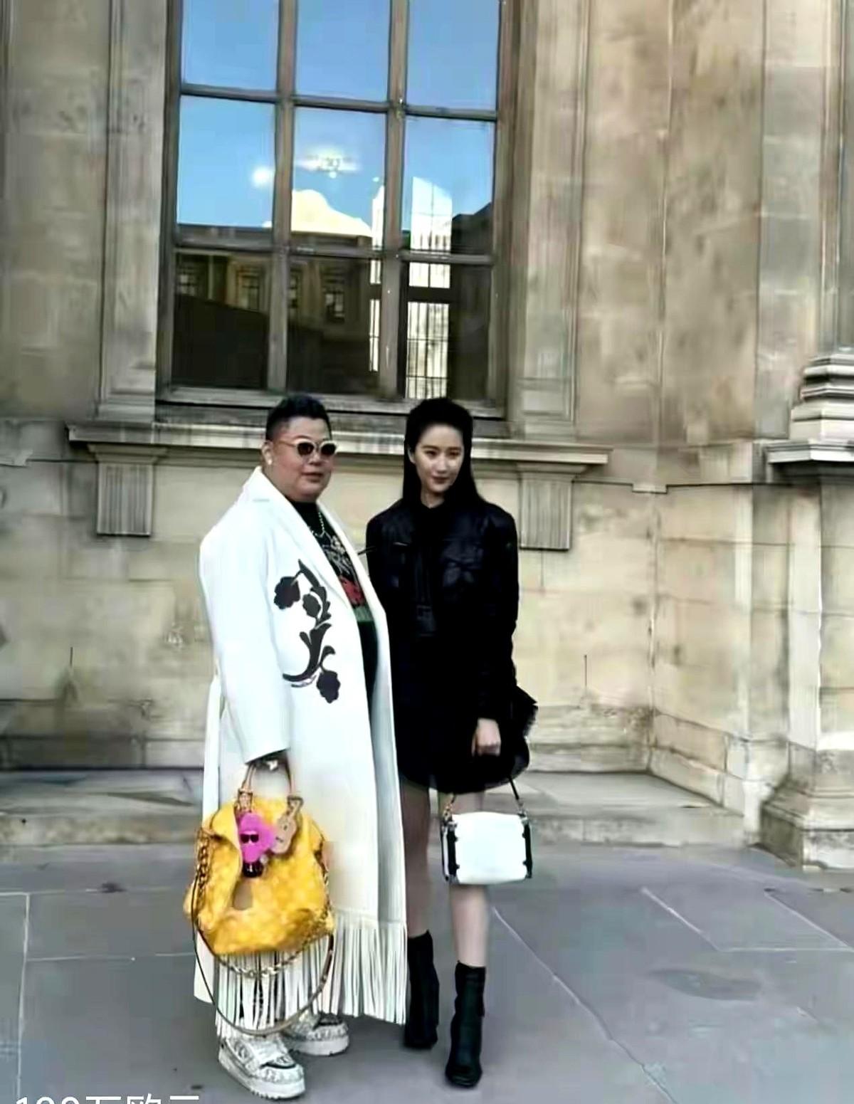 别盯着神仙姐姐看了，眼神往旁边挪一下。
看到大哥手里那个包了吗？
那玩意儿，才是