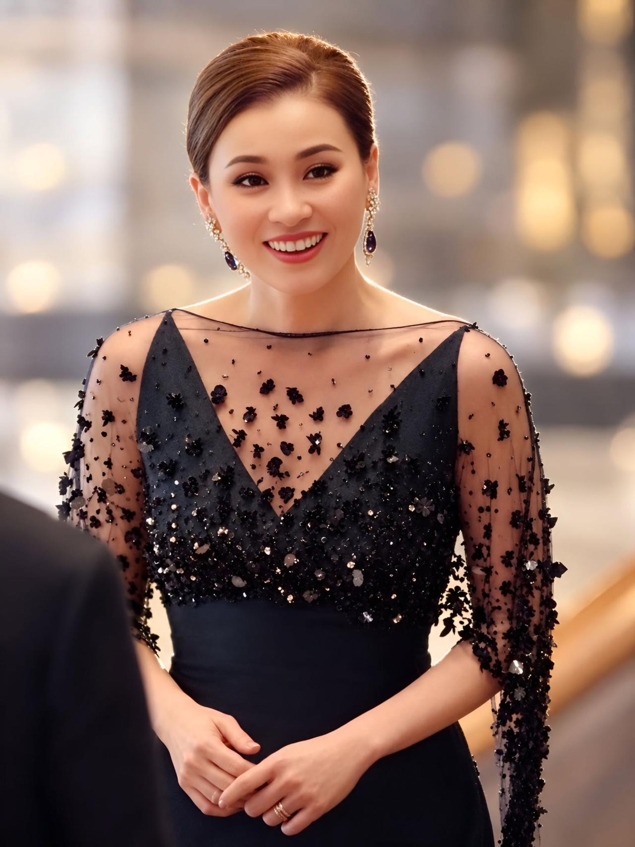 苏提达是中泰混血美人，盛世美颜无死角
苏提达王后穿上黑色礼服，别有一番甜美韵味。