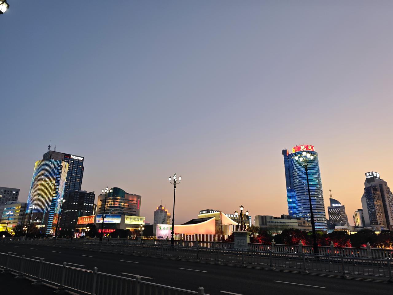 抓不住的流年似水，看不住的人转瞬淹没与人海。与其强求不如顺其自然。

当你风光无