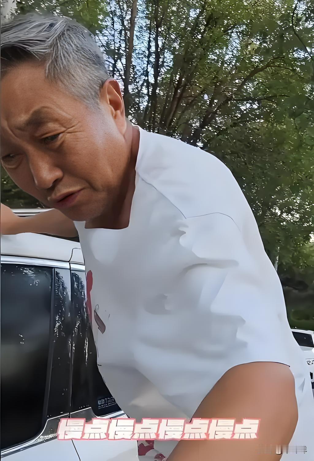 这真的太搞笑了！
国家一级演员杜源要去应聘保安，
68岁了，被嫌弃年龄大了，
了