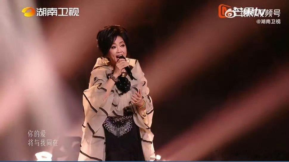 歌手直播齐豫歌手舞台掌声响起来听到泪目歌手2026回望舞台岁月，坦然与过去相拥，