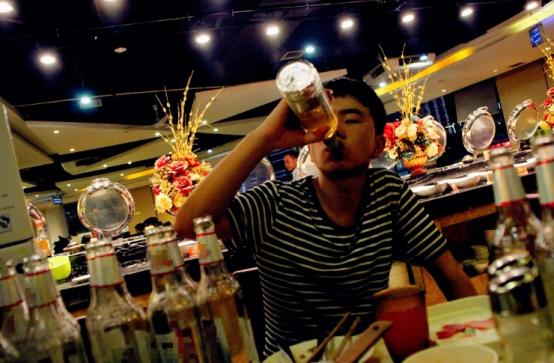 “这就是手欠的代价！”广西南宁，男子在酒吧喝酒，看到一个女子特别好看，便走过去把