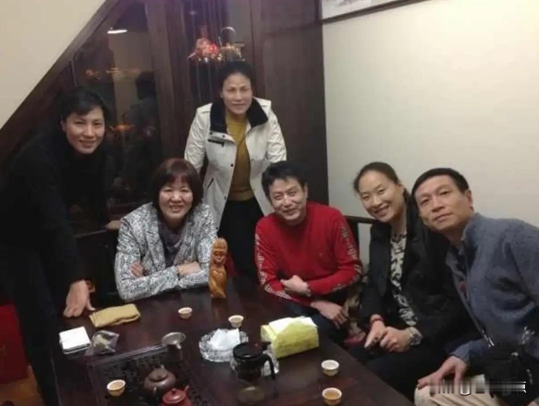 郎平和她昔日赛场上的伙伴合影。彼年，他们也人到中年了，但毕竟是运动员出身，个个身