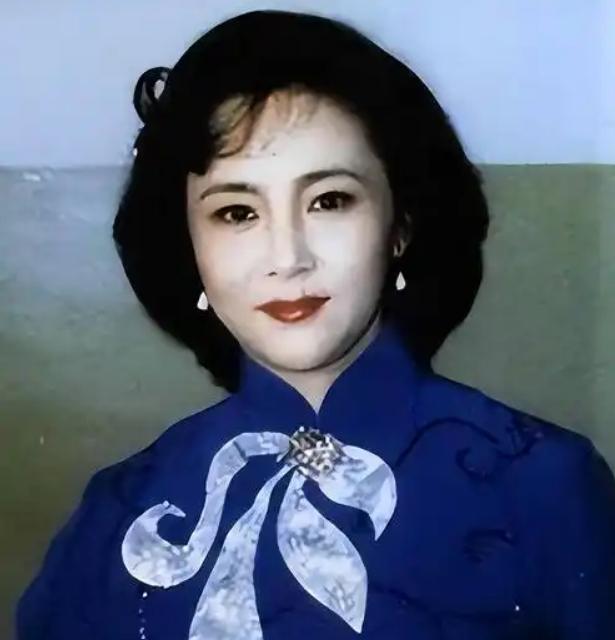 【她曾是央视最美主持人，吞下300粒安眠药，抢救7天7夜才活过来】
80年代的央