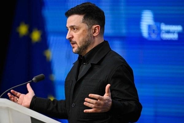 泽连斯基亲赴布鲁塞尔欧盟峰会，上演了一出“史上最豪横要钱”大戏，直接向西方盟友喊