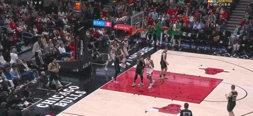NBA赛场无语镜头：NBA裁判现在都成了柔弱的小公主了嘛？这种力度的传球都受不了