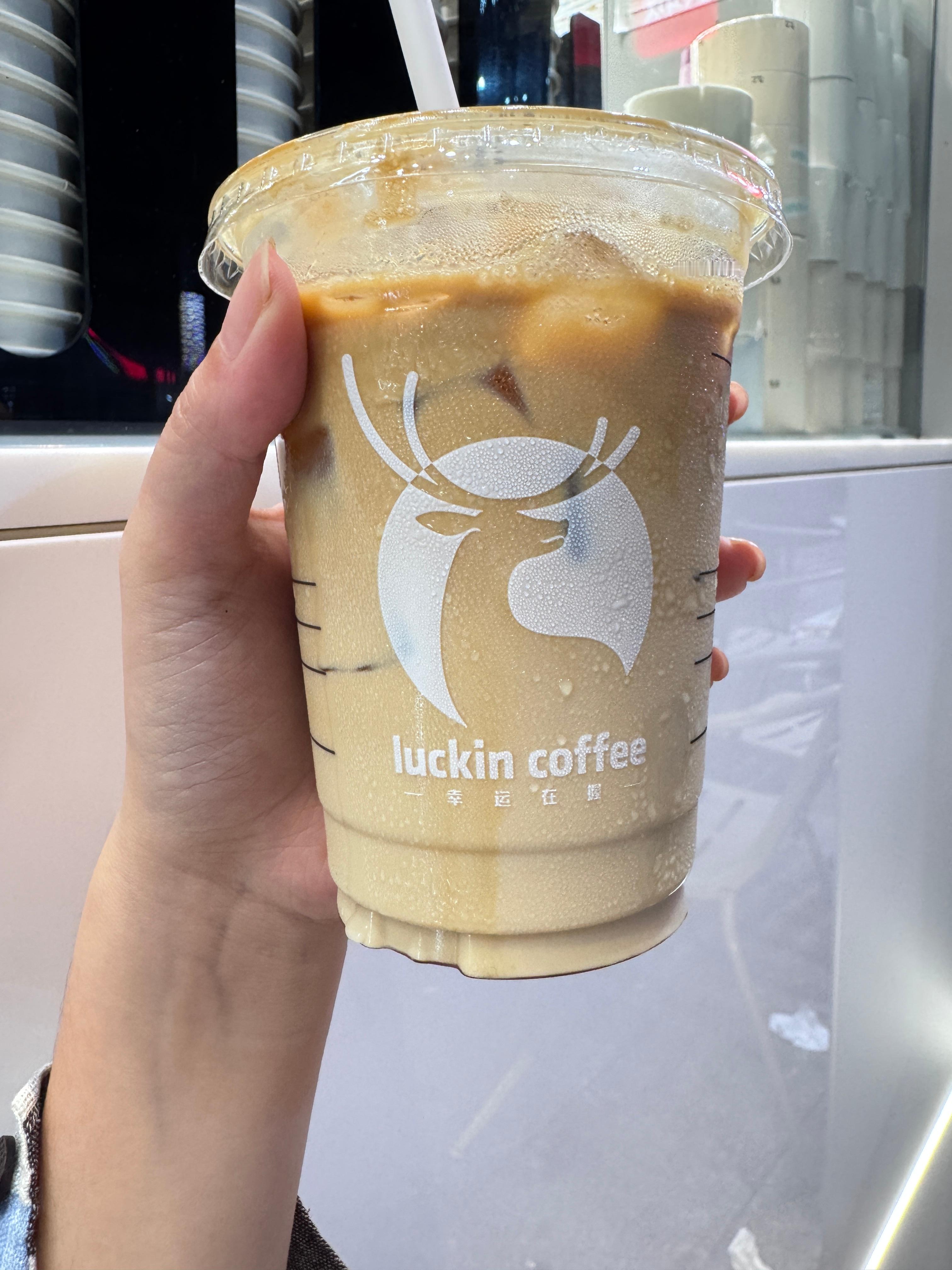 我们坐在古茗门口点了隔壁瑞幸的外卖，真的好坏[笑cry][笑cry] ​​​