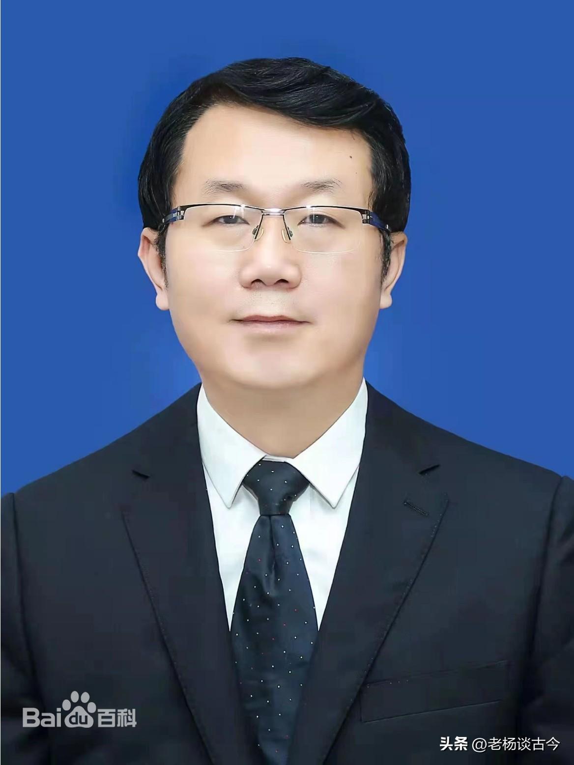 杨曙光落马了，
那天我盯着他的简历看了很久。

北大、人大、中央党校——三大学府