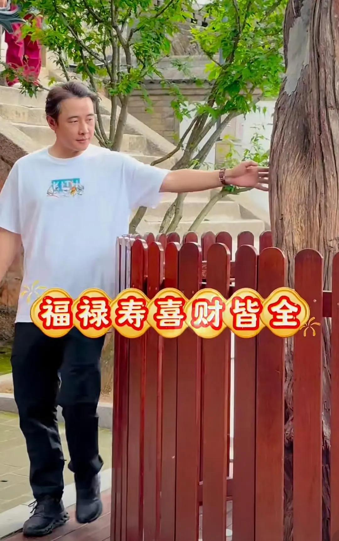 网友在大孤山偶遇罗晋，佩服这位网友的眼力，换我真不一定认得出来啊。现在的罗晋不仅