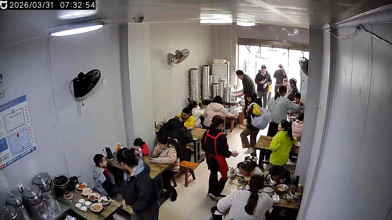 昨天说了大话，今天就被啪啪打脸。
昨天刚和大家分享一天平均能卖100笼汤包，10