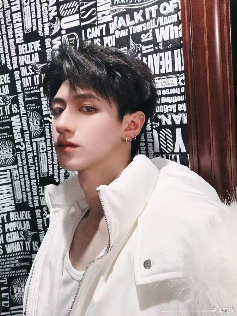 朱志鑫的小黑小白一天歪戴帽子的随性和帅气狠狠拿捏住了🤏🏻小黑小白一天，朱志鑫