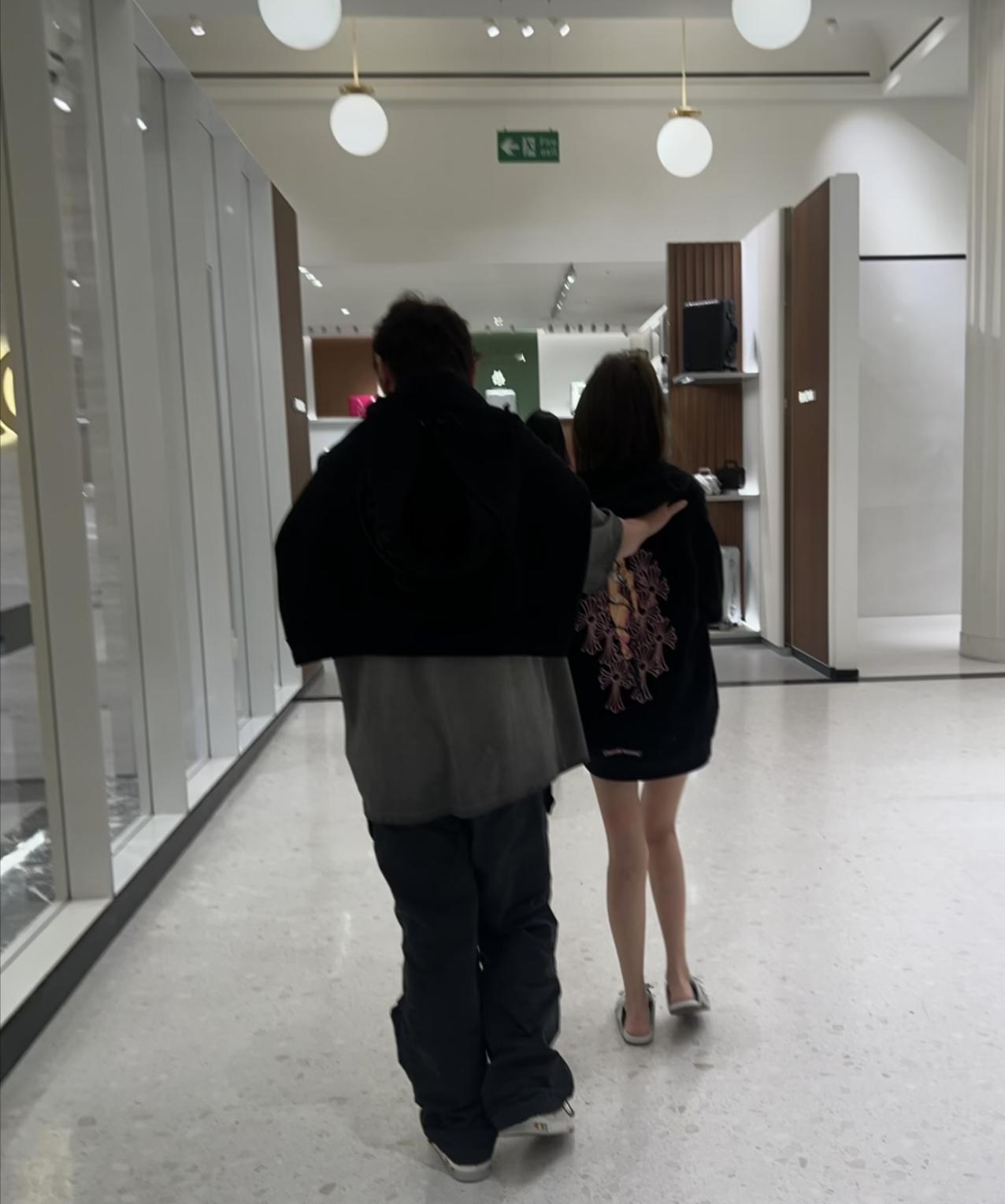 王思聪和女友懒懒在欧洲旅行被偶遇，小情侣俩一起逛商城，两个人看起来感情还挺稳定的