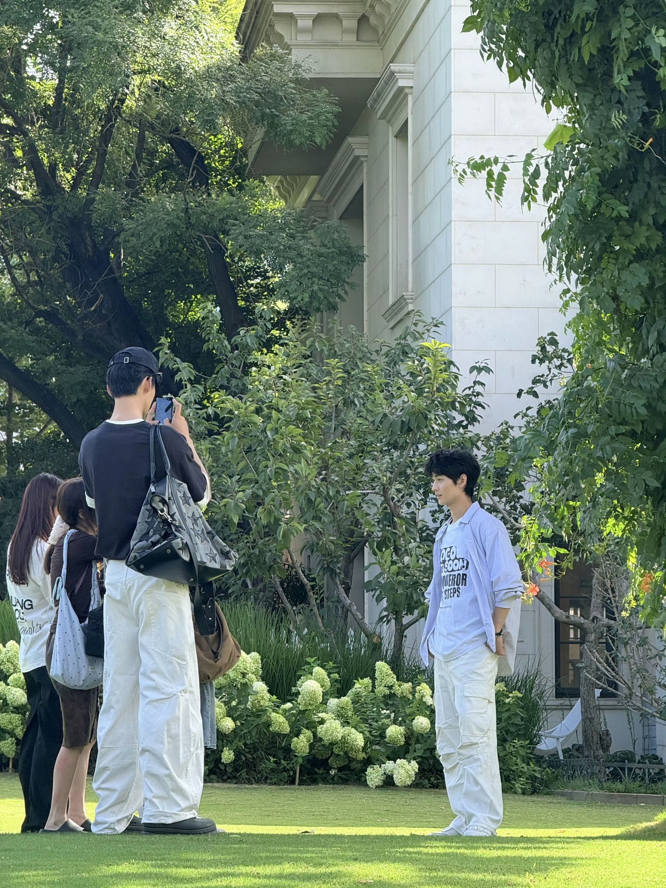 大半夜又开始看这张 这不就是男朋友给女朋友拍照吗，