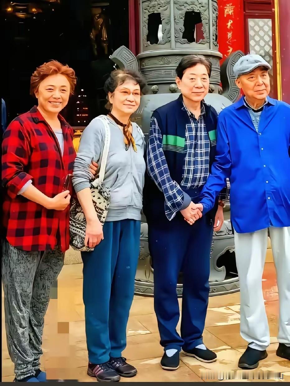 一张寺庙留影两段往事，回望当年相声圈郭德纲前辈那些没能如愿的旧缘分！有一张老照片
