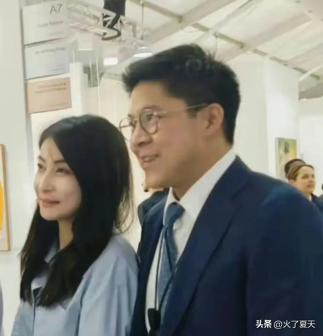 郭晶晶香港看画展，靠在霍启刚怀里好甜蜜，这个侧颜好逆天 ​​​。