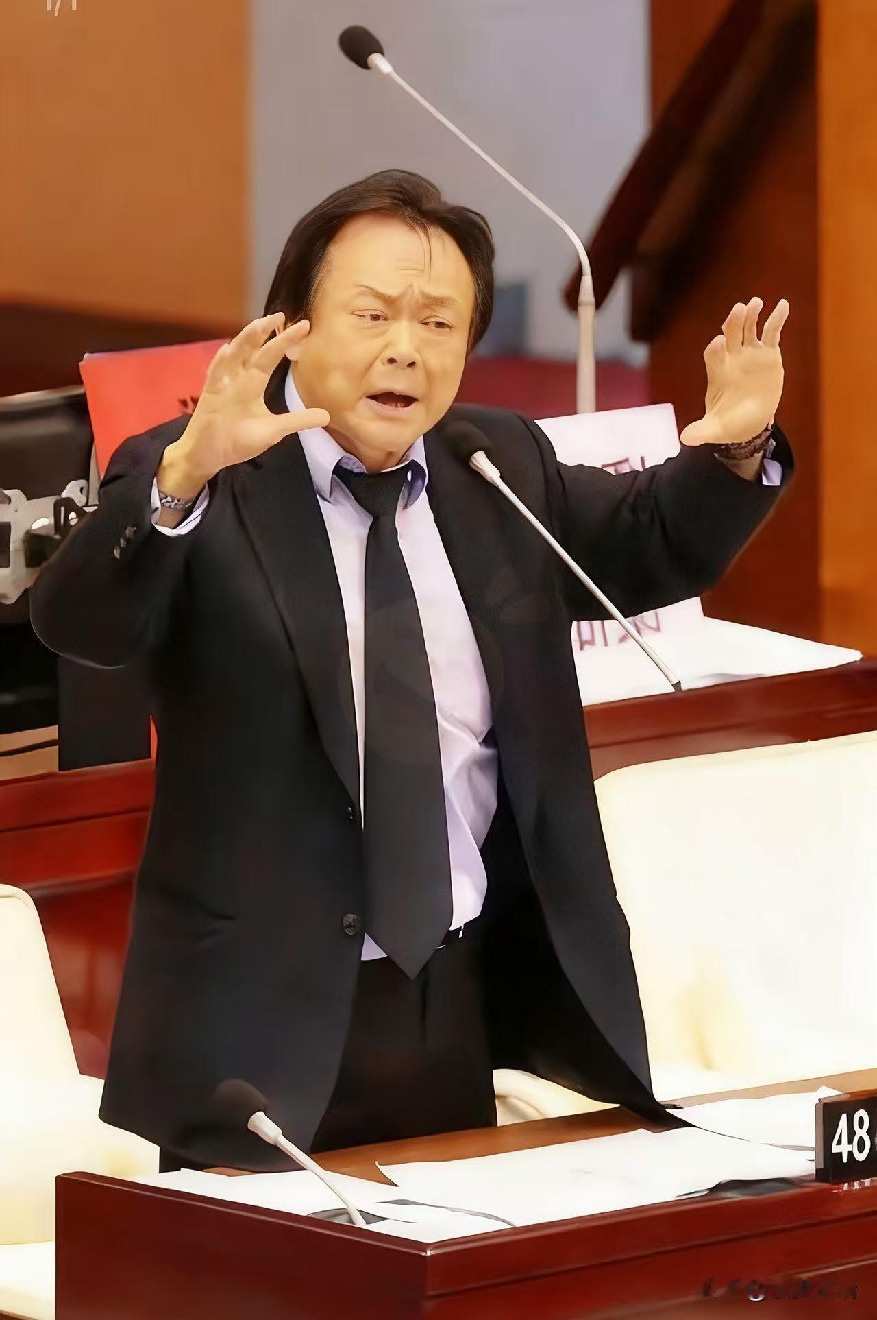 一觉醒来 
  
        岛内彻底吵翻了！

王世坚在岛内引发热议，他公