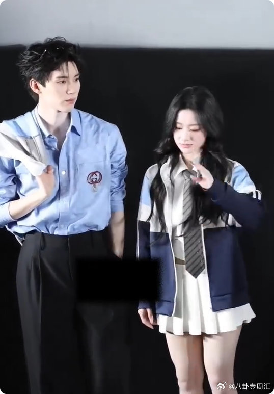 包上恩帮周翊然挽袖子校服 + 高颜值，慕慕昭昭就是最配的 