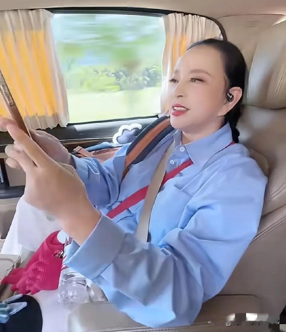 刘晓庆在最新视频中，摘掉了厚重的假发，露出了自己的真实面貌，同时也暴露出了她自身