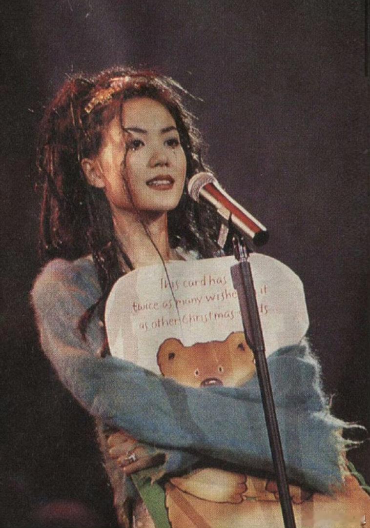 在评论区和两万人合唱王菲如愿为什么总是老歌让人更有共鸣 两万人的合唱听起来很夸张