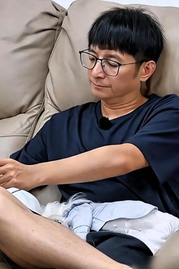 49岁李维嘉独居生活曝光！全屋干净到极致，却藏着说不出的孤独
 
娱乐圈很多看似