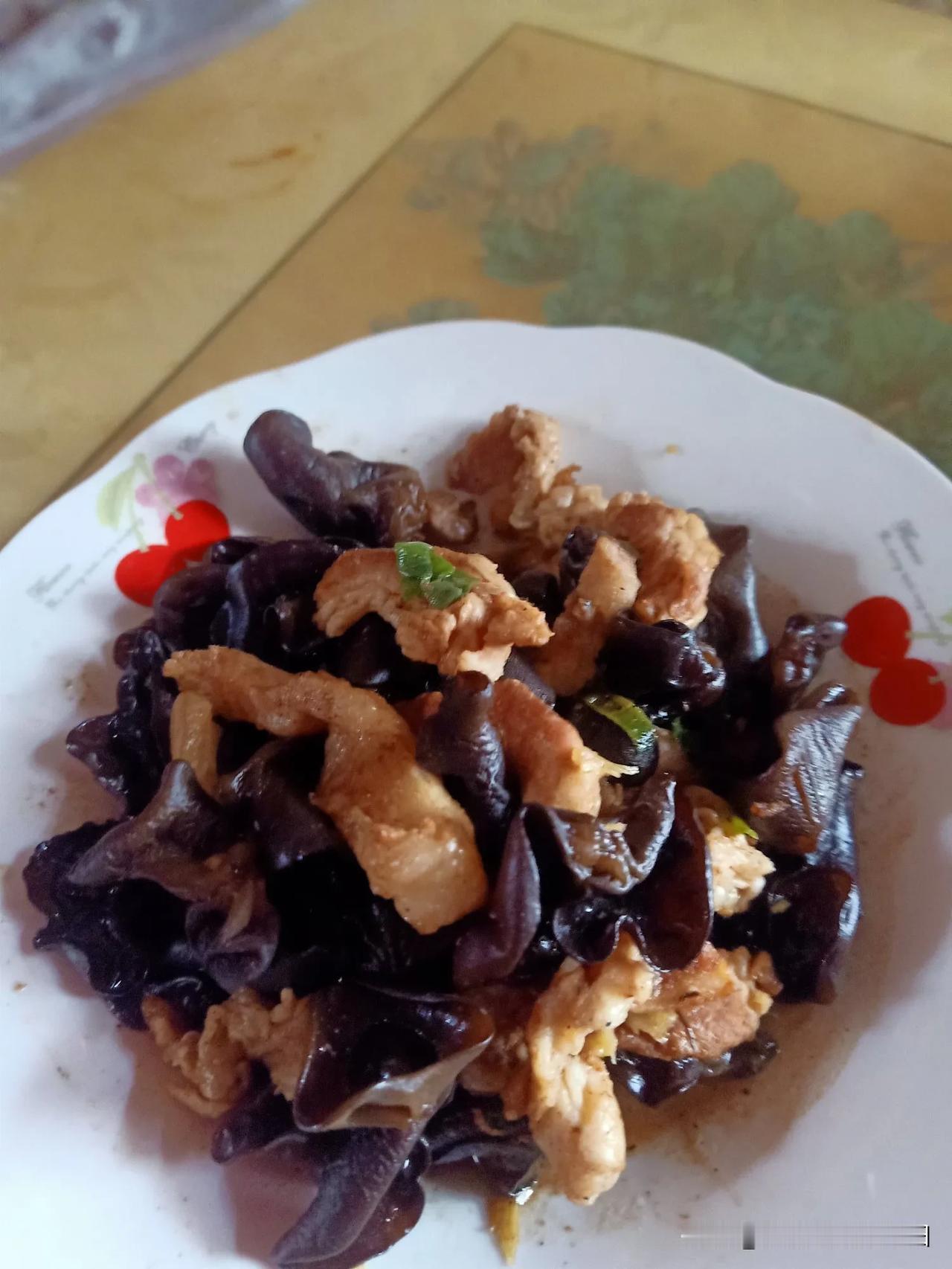 晒图笔记大赛太给力了，菜品丰盛配上小酒，这小日子过得不错哟！[呲牙]