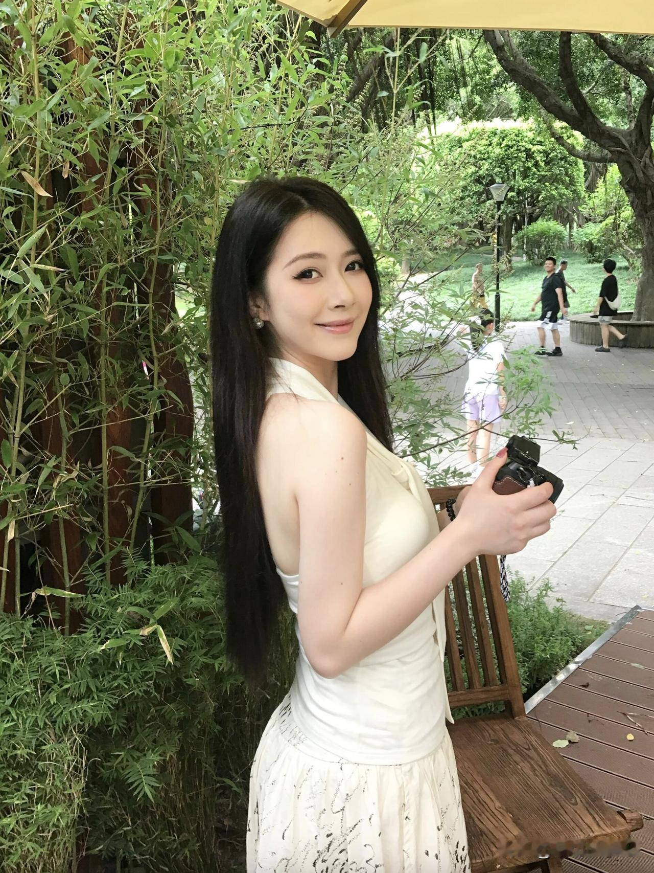 优雅气质，复古风穿搭，黄色手袋点缀，尽显时尚魅力。什么样的美才算惊为天人 明媚黄