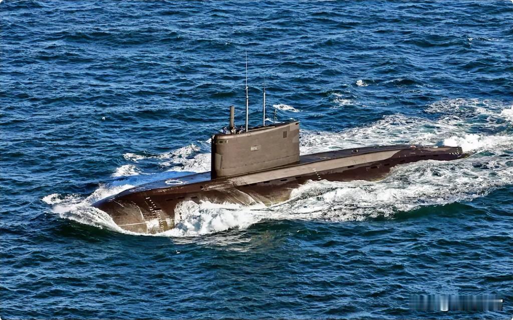 乌克兰以造价数十万美元的更便宜、更快捷的无人艇，远程奔袭，神秘突防，精确打掉了俄