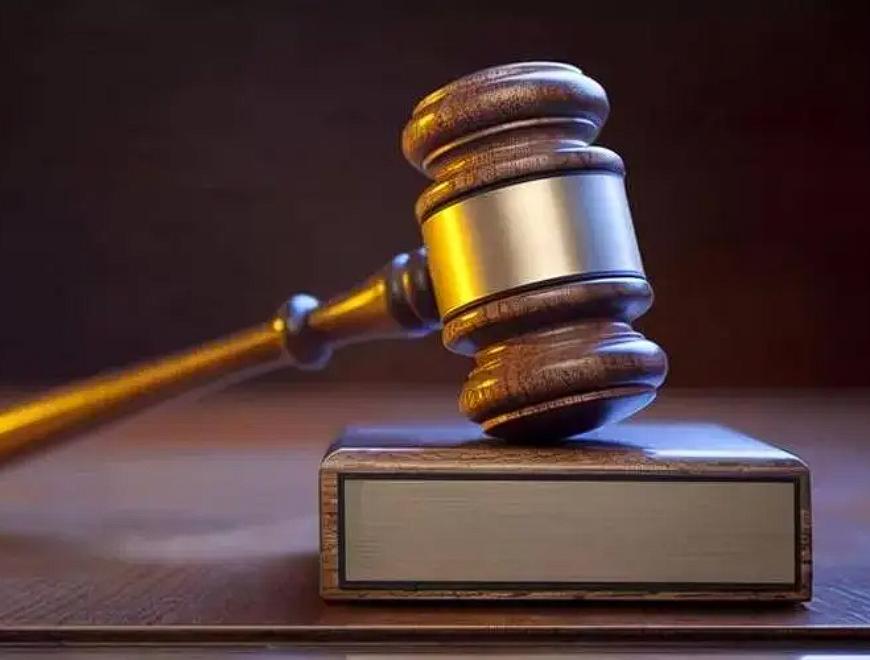 上世纪末，山东济南，一男子是银行会计，他伙同5个同事，盗取了100万现金。男子想