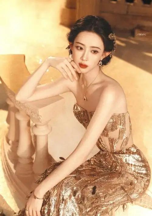 我怀疑孟子义根本不是什么笨蛋美人。
上周六，她对着镜头掰手指算7+8。弹幕刷满“