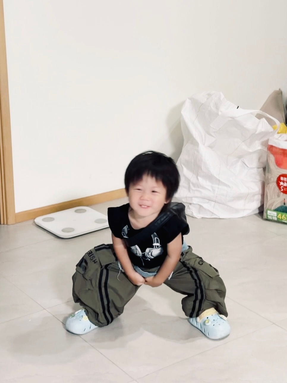 给老屁买了套新衣服我发现我真的好喜欢买带屁帘的裤子（？这好像不是。他照了个镜子给