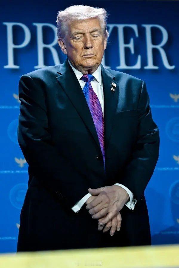 刚刚收到的信息：特朗普指示他的团队准备对伊朗进行长期封锁。海外新鲜事何天恩