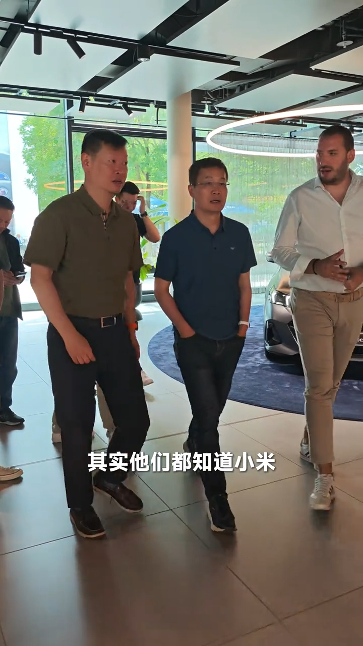 胡峥楠现在混的可以啊，天天跟着卢伟冰总裁出差，以前在吉利好像没有过这样。 ​​​